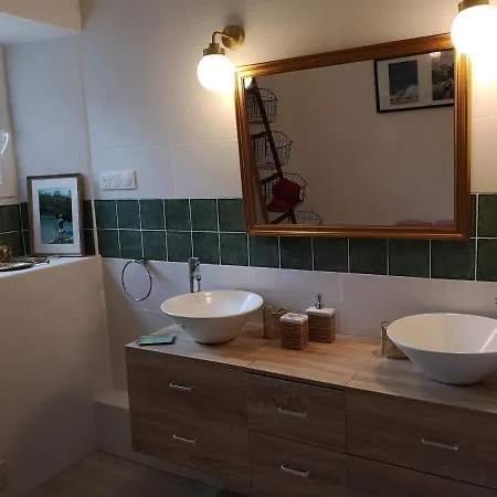 Propriété Avec Piscine De 2 à 9 Personnes, De Saint Donat, *