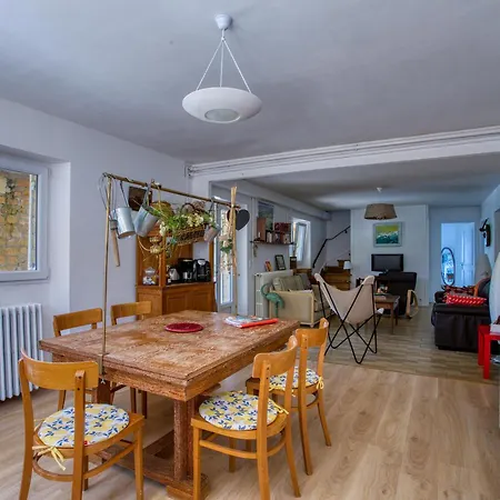Propriete Avec Piscine De 2 A 9 Personnes, De Saint Donat, Holiday home